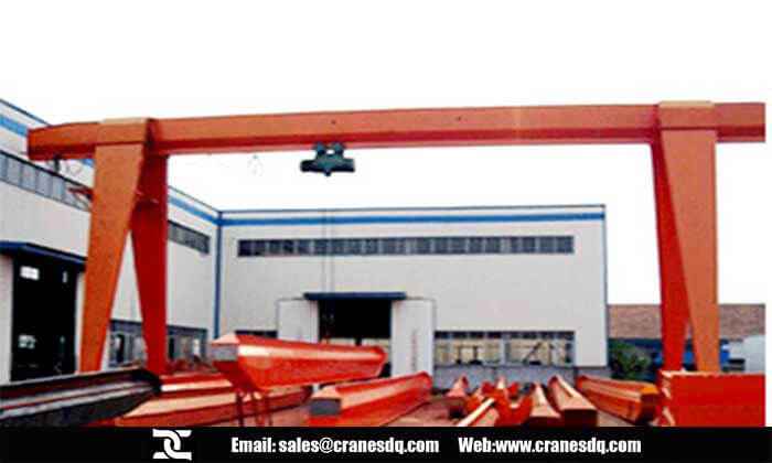 Heavy gantry crane with wire rope hoist